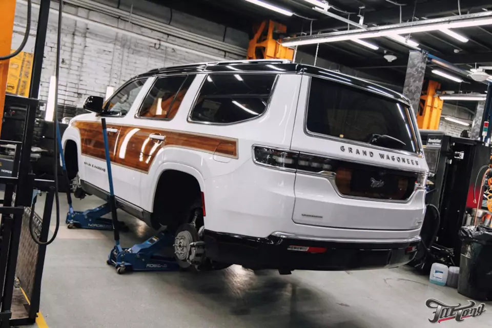 Фирменный шиномонтаж с адаптацией и балансировкой на стендах Hunter для Jeep Grand Wagoneer. Собираем новый комплект!
